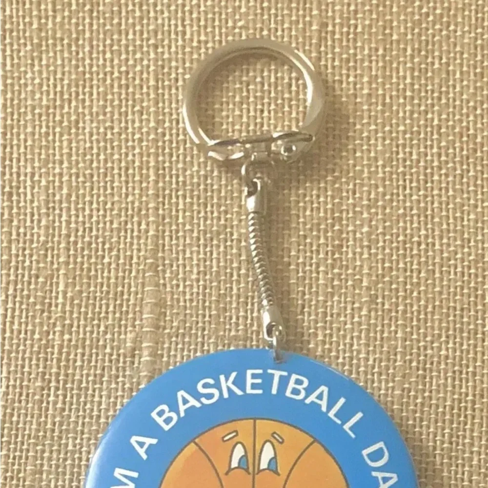 I’M A BASKETBALL DAD Vintage Basketball, Sports Funny Round Metal Keycha…